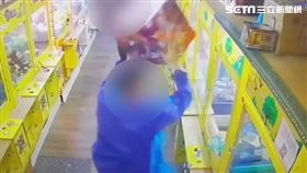 2名黃姓慣竊搜刮娃娃機店2萬元現金，還偷走高價的一番賞公仔。（圖／翻攝畫面）