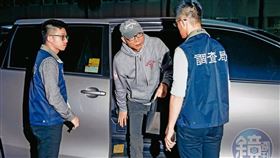 2019年朱國榮（中）涉松崗炒股案遭檢調約談後1億元交保。