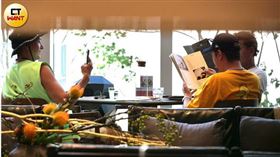 小鐘（右起）、大根、潘若迪現身台北大直街頭。（圖／CTWANT）