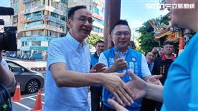 朱立倫今天陪同立委參選人、台北市議員張斯綱到三玉宮上香祈福。(圖/記者陳怡潔攝影)