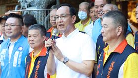 朱立倫陪同立委參選人、台北市議員張斯綱到三玉宮上香祈福。(圖/國民黨提供)