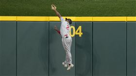 ▲雙城中外野手泰勒（Michael A. Taylor）沒收紅人右外野手班森（Will Benson）全壘打。（圖／美聯社／達志影像）