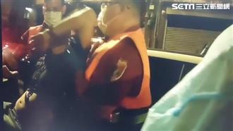 爆胎蛇行停路中央　酒駕男昏睡敲窗叫不醒