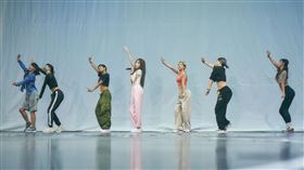 王心凌為演唱會練習舞蹈，秀出性感螞蟻腰。（圖／索尼音樂提供）