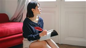 租屋,獨居,單身,憂鬱,煩惱,女人,單身女。（圖／翻攝自pexels）