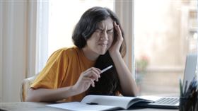 租屋,獨居,單身,憂鬱,煩惱,女人,單身女。（圖／翻攝自pexels）