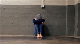 租屋,獨居,單身,憂鬱,煩惱,女人,單身女。（圖／翻攝自pexels）