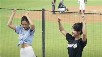 46歲何妤玟同框李多慧　熱舞畫面震驚全網