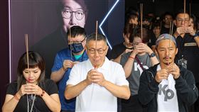 柯文哲辦演唱會  彩排前團拜祈願台灣民眾黨總統參選人柯文哲（前中）29日舉行KP SHOW演唱會，上午在彩排前與工作團隊一同拜拜，祝禱祈願活動圓滿順利。中央社記者鄭清元攝  112年7月29日