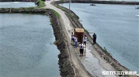 ▲扛著一間「草屋」。（圖／寶島神很大）