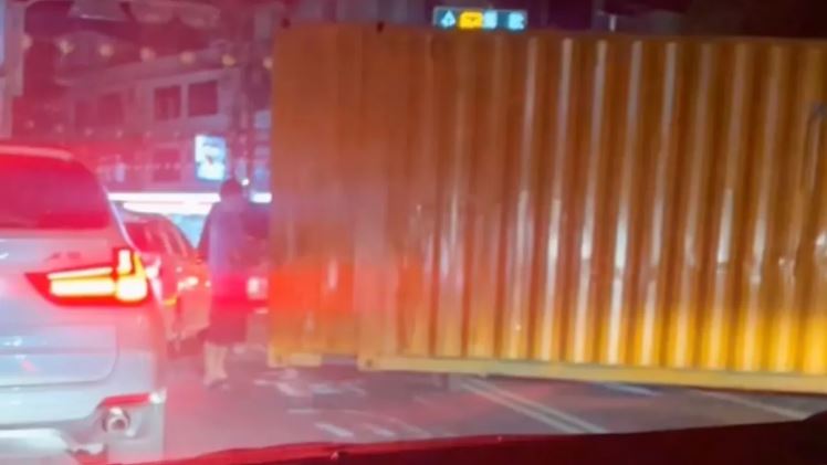 交通大打結！「貨櫃佔用道路」畫面曝光