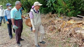 疾管署副署長羅一鈞（右）進駐台南，更戴起袖套實地視察登革熱疫情各區與協助防治，力拚中秋後疫情反轉下降。（圖／疾管署提供）
