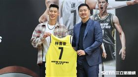 ▲林書豪加盟新北國王記者會，新球季將續穿7號球衣。（圖／記者邱榮吉攝影）