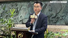 陳吉仲親上火線說明雞蛋爭議。（圖／記者簡浩正攝影）