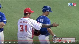 ▲林智勝伸手將王勝偉請下場。（圖／翻攝自CPBL YT）