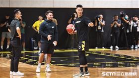 林書豪與國王新隊友一同訓練。（圖／記者蔡厚瑄攝影）