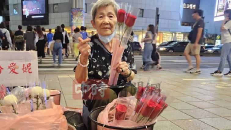 賣玫瑰花養93歲老伴！婆婆：不擺攤就沒錢