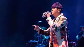 周杰倫近日在大陸開唱，左為嘉賓成龍。（圖／翻攝自周杰倫 IG）