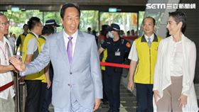 郭台銘與賴佩霞赴中選會遞交連署登記申請書。（圖／記者楊澍攝影）