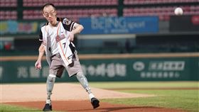 生命鬥士王致遠博士蒞臨台南棒球場，為獅子軍開出漂亮好球。（圖／統一獅提供）