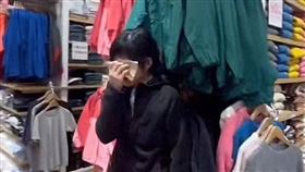 中國一名女客在逛UNIQLO，遭店員掐脖。（圖／翻攝自《海報新聞》）