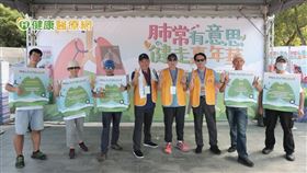 台灣胸腔暨重症加護醫學會與呼吸音裝置合照 (左四起為林慶雄醫師、王鶴健理事長、鄭世隆醫師)