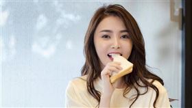 陳子玄身穿鵝黃色短版T恤下身失蹤。（圖／翻攝自陳子玄臉書）