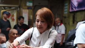 向娃（右）送暖孤苦長輩。（圖／台灣優質生命協會提供）