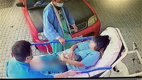 超勇三寶媽，丈夫開車送醫院才10分鐘，車上產女「慢慢從下面滑出來」親手接生，(圖／亞大醫院提供)