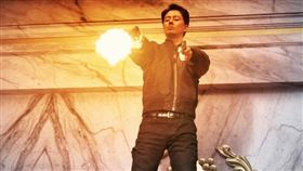 ▲趙寅成主演《MOVING異能》今將迎接大結局，最新劇照他開槍的模樣引來觀眾熱烈討論。（圖／翻攝自tenasia／鏡週刊提供）