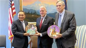 侯友宜馬拉松式拜會美議員  晤參院軍委會要角國民黨總統參選人侯友宜（左）19日赴美國國會進行馬拉松式拜會，會晤包括共和黨籍參院軍委會成員蘇利文（中）、民主黨籍參院外委會成員默克利（右）等人。中央社記者徐薇婷華盛頓攝  112年9月20日