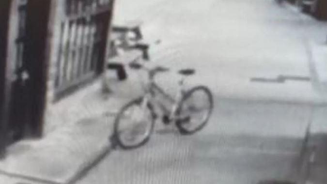 「無人駕駛」腳踏車詭異滑行！靈異畫面曝