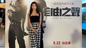 郭書瑤觀賞《自由之聲》。（圖／CATCHPLAY提供）