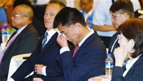 農金獎頒獎典禮　陳吉仲一度哽咽拭淚農業部長陳吉仲（前右2）請辭獲准，20日上午出席農業部「第17屆農金獎頒獎典禮」時，一度哽咽拭淚。中央社記者郭日曉攝　112年9月20日