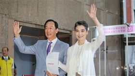 郭台銘與賴佩霞赴中選會遞交連署登記申請書。（圖／記者楊澍攝影）