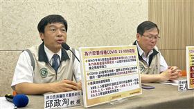邱政洵（左）指出，近期歐美新冠疫情升溫，目前國內外檢出的病毒株都是以XBB為主，接種XBB疫苗可增保護力。（圖／記者簡浩正攝影）