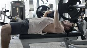 男子被60公斤槓鈴壓死。（示意圖／Pexels）