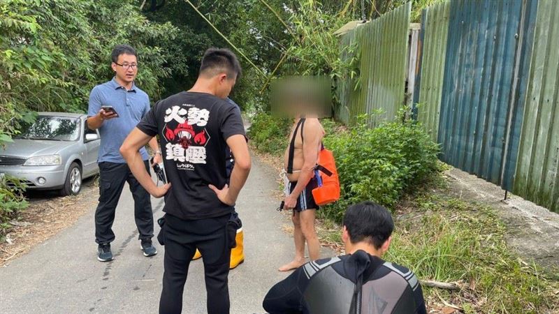青潭堰游泳被沖走　74歲勇翁驚險爬上岸