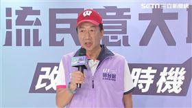 郭台銘視察連署站。