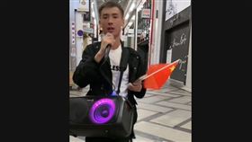 ▲男子在日本街頭唱《萬里長城永不倒》。（圖／翻攝自東桑在日本小紅書）


