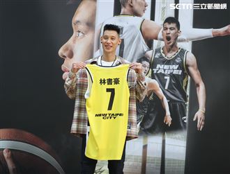 林書豪加盟新北國王記者會，展示新球季續穿7號球衣。（圖／記者邱榮吉攝影）