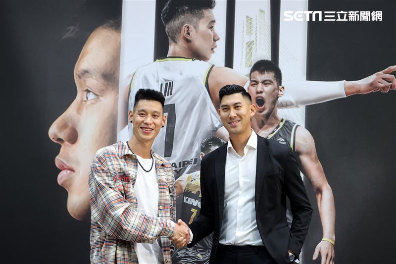 林書豪加盟新北國王記者會，展示新球季續穿7號球衣。（圖／記者邱榮吉攝影）