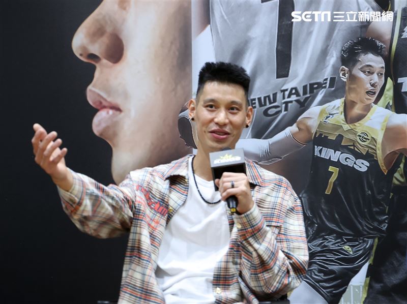 林書豪加盟新北國王記者會，展示新球季續穿7號球衣。（圖／記者邱榮吉攝影）