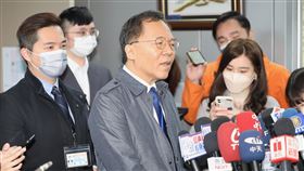 上海團拜會台北市政府  王秋冬會後受訪中國上海市台辦副主任李驍東率團來台參觀及市政交流，20日上午拜會台北市政府市政團隊，會後由台北市政府副祕書長王秋冬（中）接受媒體聯訪，轉述會談內容。中央社記者趙世勳攝  112年2月20日