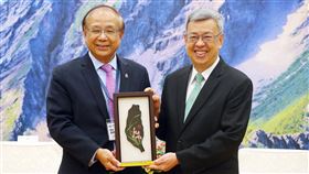 陳建仁接見加拿大台商會CPTPP訪問團（1）行政院長陳建仁（右）20日下午接見「加拿大地區台灣商會CPTPP訪問團」一行 ，與代表團團長游宗熙（左）互贈紀念品。中央社記者郭日曉攝  112年9月20日