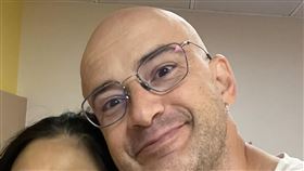 吳鳳（右）向大家報平安，老婆開刀完了。（圖／翻攝自臉書）