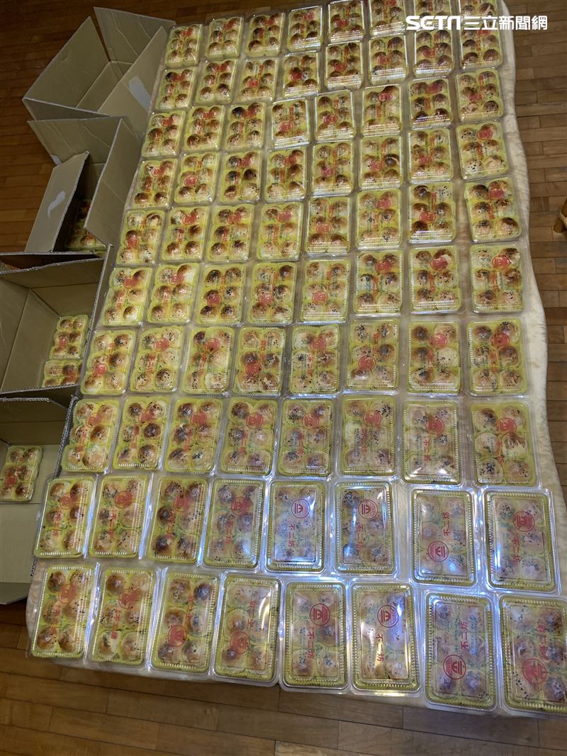 今年動員全家族打了兩萬通電話，終於訂到1500顆蛋黃酥，她樂得開心將收到的蛋黃酥全部擺開，黃澄澄閃亮亮，宛如一張黃金地毯般，相當壯觀！（圖／資料照）