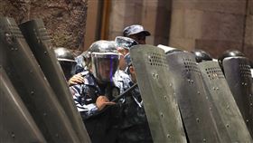 亞塞拜然出兵爭議納卡區，圖為警方封鎖政府辦公大樓入口。（圖／美聯社／達志影像）