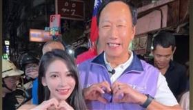  余納斯與郭台銘合影。（圖／翻攝自余納斯IG）