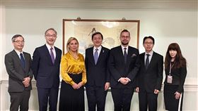 捷克孟德爾大學經濟學教授內魯多娃拜會外交部外交部政務次長李淳（中）與捷克孟德爾大學經濟學教授內魯多娃（Danu?e Nerudova）（左3）合影，外交部歐洲司司長姚金祥（左2）及國家科學及技術委員會代表陪同。（外交部提供）中央社記者黃雅詩傳真  112年9月20日